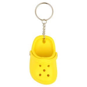Al por mayor Llavero creativo de PVC con forma de mini zapatilla con agujeros, bonito y de simulación - Product Image 5