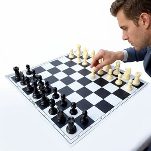 Jeu d'échecs classique en plastique avec des pièces noires et blanches sur un plateau pliable pour les jeux d'intérieur - Product Image 5