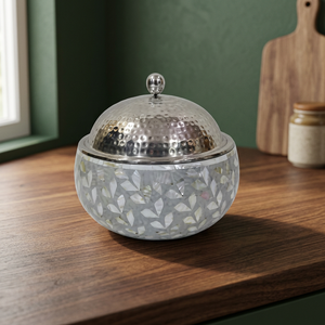 Casserole ronde moderne en métal avec couvercle en acier inoxydable poli, design durable - Product Image 6