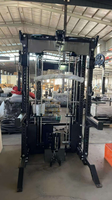 Rack de musculation entièrement intégré avec machine fonctionnelle intégrée, incluant Lat Pulldown, Low Row, Smith Cable Crosser et double colonne de poids