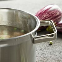 Vente chaude Prix Usine 24cm En Acier Inoxydable Triply Non Revêtement Cuisine Soupe Pot avec SS Couvercle pour Gaz À Induction