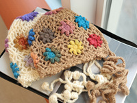 Bonnet à fleurs en crochet fait à la main pour femmes avec oreillettes chaud hiver froid accessoire de couvre-chef