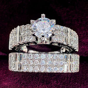 Anello di fidanzamento da donna in oro bianco con diamante naturale taglio brillante rotondo, colore D, con pietre laterali - Modello DJ030 - Product Image 4