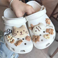 Accessoires pour sabots de chat de dessin animé, boucles de chaussures en peluche amusantes en forme de petit poisson et de biscuit, compatibles avec les clips de décoration pour sabots