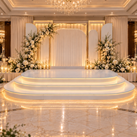 Plateforme de scène de mariage en acrylique blanc brillant, incurvée, à trois niveaux avec éclairage LED pour cérémonie, hôtel, banquet, événement