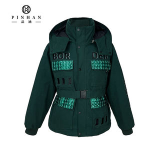 Blouson matelassé utilitaire <span class=keywords><strong>vert</strong></span> foncé pour homme avec capuche amovible, ceinture à la taille et poches métalliques - Product Image 2