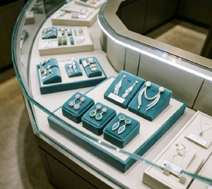 Comptoir de présentation de bijoux en verre octogonal de luxe, vitrine de vente au détail moderne avec inserts en velours turquoise et éclairage LED - Product Image 4