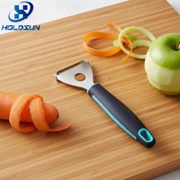 Ecologisch verantwoorde keukenhulp van roestvrij staal: fruit- en groenteschiller (driehoekig, voor wortels en aardappelen) met rubberen handvat, voor huishoudelijk gebruik.