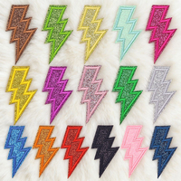 En gros, patchs thermocollants en forme de nœud, de gemme et de diamant, et appliques brodées en forme de foudre, en PU pailleté coloré, pour casquette de camionneur