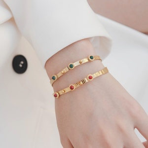 กำไลข้อมือแบบเปิดประดับอัญมณีสีแดง ดีไซน์เฉพาะสไตล์ฝรั่งเศส ปรับขนาดได้ ชุบทอง 14K ผลิตจากสแตนเลสสตีล สำหรับผู้หญิง ใส่ได้ทุกวัน - Product Image 1