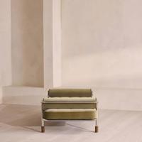 Chaise longue minimaliste en velours vert sauge avec cadre en métal chromé, capitonnée, avec deux coussins de soutien, pour salon