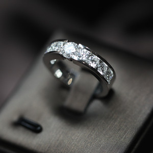 Anillos de Diamantes de Laboratorio de Media Eternidad con Oro Blanco de 18K, Corte Brillante de 0.5ct, Certificado IGI, Joyería Clásica de Diamantes en Oferta para Hombre - Product Image 4