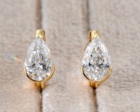 Bague en or 18 carats minimaliste, classique et élégante, avec diamant en forme de goutte de 1 carat certifié IGI, privilégiée par les artistes européens, les icônes et les influenceurs.