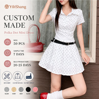 Robe chemise courte plissée élégante à col polo, à pois, avec ceinture et manches courtes
