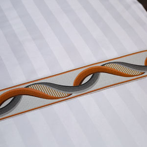 高級マイクロファイバーホテル寝具リネンセットホワイト刺繍フラットベッドシーツカバーカスタムホテル用品 - Product Image 6