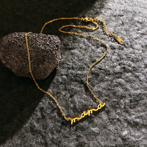 Collana Minimalista con Scritta MAMA in Minuscolo - Catena per Clavicola in Acciaio Inossidabile Placcato Oro 18K - Regalo Trendy per la Festa della Mamma - Product Image 2