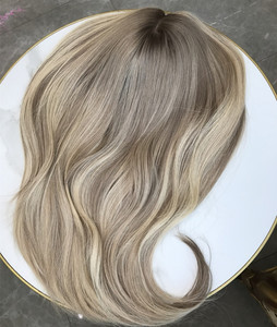 Fournisseur chaud pince à cheveux blond cendré surbrillance toupet vierge cheveux russes dos tissé base en soie Toppers cuir chevelu pour femmes - Product Image 4