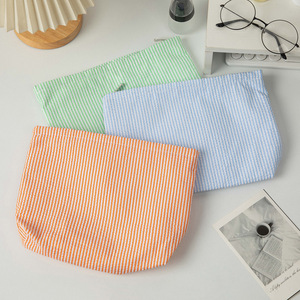 Bolsa de Maquillaje Personalizada <span class=keywords><strong>Freah</strong></span> Style para Mujer, Gran Capacidad, con Cierre, Diseño a Rayas, Tela Seersucker, Bolsa de Viaje para Cosméticos y Artículos de Aseo - Product Image 3