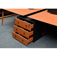 Poste de travail modulaire moderne pour 4 personnes avec cloison de séparation et tables de bureau intégrées