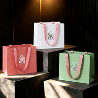 Ruban gros-grain corail à motif tonal sur toile de lin rouge, emblème en feuille d'argent pour sac spécialité, idéal pour cadeau de luxe