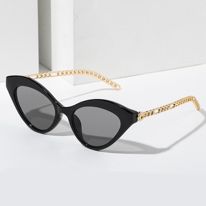 Nuevas Gafas de Sol Estilo Ojo de Gato Europeas y Americanas con Protección UV400, Ajuste Cómodo, Cadena Personalizada y Diseño de Patillas Modernas - Product Image 1