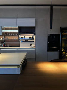 Cuisine moderne sur mesure de style luxueux en bois massif avec îlot, matériaux de qualité supérieure pour des espaces de cuisine élégants - Product Image 3