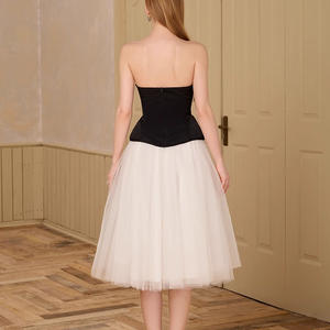 فستان كلاسيكي أسود وأبيض بصفين الصدر مزدوج من الصدر ، تصميم جديد مناسب ، فستان محجوب اللون بدون حمالات - Product Image 2