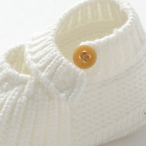 Chaussures pour bébé en tricot doux en vente chaude - Fermeture à crochets et boucles, chaussons chauds pour nourrissons |   Chaussures confortables pour nouveau-nés (<span class=keywords><strong>6</strong></span> couleurs) - Product Image 4