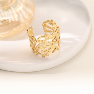 Anillo de Acero Inoxidable con Patrón Irregular a la Moda para Adornos de Mano para Hombres y Mujeres. Anillo Abierto Ajustable de Oro de 18K. - Product Image 4
