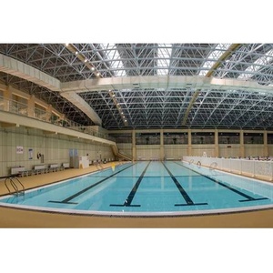 Una sala piscina spaziosa e luminosa con un grande lucernario e una struttura in acciaio Super ventilata - Product Image 2