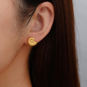 Nuevos pendientes de acero de titanio Patrón de flores geométricas Pendientes redondos Pendientes femeninos chapados en oro de 18 quilates - Product Image 5