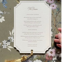 Service d'impression de cartes de menu personnalisées avec logo pour restaurants, cafés, hôtels et entreprises de services alimentaires recherchant une présentation de table.