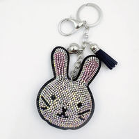 Breloque style lapin blanc, strass thermocollants de haute qualité, accessoire élégant pour sacs et porte-clés avec pompons, produit très vendu