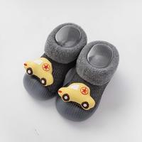 Chaussons-chaussettes tricotés pour bébé premiers pas, gris jaune doux, avec patch 3D voiture, bordure en peluche et semelle antidérapante en TPE souple, vente en gros