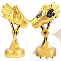 Trophée sportif personnalisé en polyrésine avec gants dorés de gardien de but de football artificiel