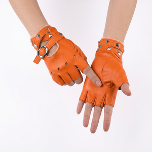 Guantes blancos de PU estilo punk sin dedos con remaches y correa de muñeca con hebilla para uso casual - Product Image 4