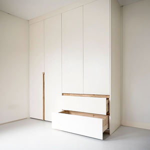 Armario de dormitorio de madera personalizado independiente con puertas de MDF Diseño moderno Almacenamiento de gran capacidad - Product Image 3