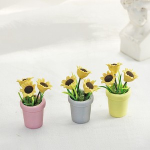 <span class=keywords><strong>Tournesol</strong></span> miniature <span class=keywords><strong>en</strong></span> <span class=keywords><strong>pot</strong></span> <span class=keywords><strong>en</strong></span> résine pour décoration de maison de poupée <span class=keywords><strong>Mini</strong></span> jouet modèle bricolage jouet éducatif pour maison de poupée - Product Image 1