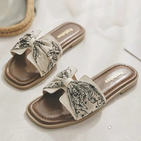 Sandales plates pour femmes avec doublure en maille, semelle intermédiaire en plastique et semelle extérieure en caoutchouc, parfaites pour l'été, les activités de plein air, la mode et comme chaussures d'intérieur confortables.