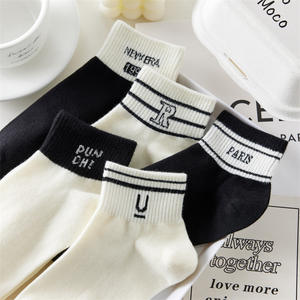 Chaussettes de <span class=keywords><strong>bateau</strong></span> de Style coréen noir blanc pour hommes femmes courtes minces Ins à la mode tout match printemps été sports absorbant la sueur mignon - Product Image 2