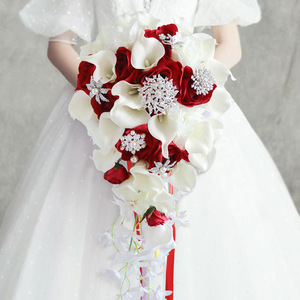 Bouquet de mariée style forêt pour mariage en extérieur et Saint-Valentin, avec lys Calla en PU, boucle diamant et motif goutte d'eau cascade, pour photos - Product Image 1