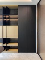 Meuble de rangement de luxe moderne avec armoire à vin, conception sur mesure haut de gamme en bois massif écologique, porte extensible à rainures contrastées avec éclairage LED