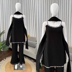 Ensemble Sharara de qualité supérieure pour femmes avec Kurta et Dupatta brodés, tenue traditionnelle ethnique pour fêtes, disponible à la vente - Product Image 1