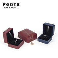 Boîte de présentation de bijoux LED personnalisée FORTE avec options multicolores en cuir PU, logo personnalisé pour un emballage de luxe