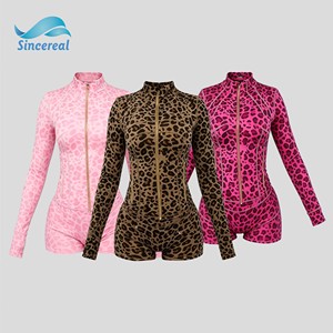 Vêtements d'été personnalisés pour femmes, ensemble assorti veste et short imprimé léopard, ensembles courts 2 pièces pour femmes, vêtements de détente personnalisés pour femmes - Product Image 1