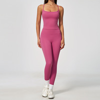 Ensemble de sport uni nude de haute qualité pour femme, comprenant un débardeur de sport à col halter et dos en I, et un pantalon taille haute push-up. Ensembles de yoga.