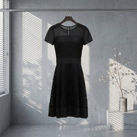Robe Courte Décontractée en Dentelle Noire Transparente avec Épaules Découpées et Taille Haute, Coupe Évasée, Idéale pour Cocktails, Disponible en Grandes Tailles – Vente en Gros Personnalisée
