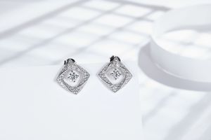 Boucles d'oreilles clous carrées glamour de 4 mm en argent pur certifié, bijoux en moissanite, accessoire de joaillerie élégant et luxueux - Product Image 2