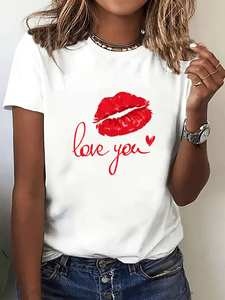 T-shirt Oversize da Donna con Stampa Labbra Rosse 'Love You', Nera, Collo Tondo, Manica Corta, Vestibilità Ampia, per Tutte le Stagioni, Casual, 100% Cotone - Product Image 3