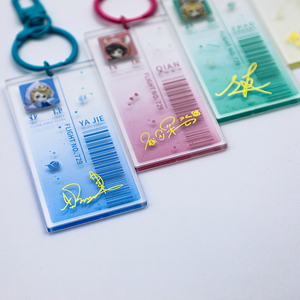 Llavero Acrílico Personalizado al por Mayor con Colores Degradados Transparentes, Impresión Dorada y Código de Barras, Exclusivo para Miembros de Grupos de Ídolos - Product Image 1